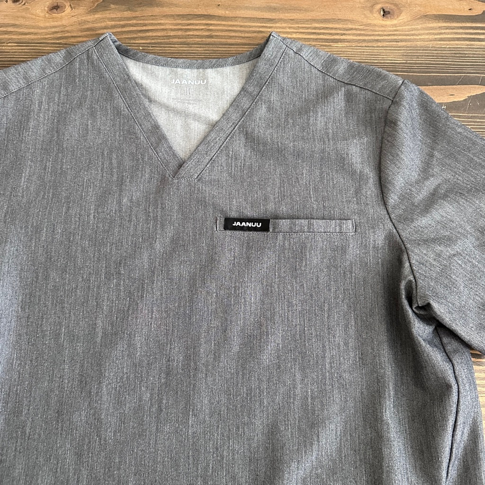Jaanuu Scrub Top Mens M Gray V Neck 3 Pocket Stretch Medical Uniform - Picture 3 of 6